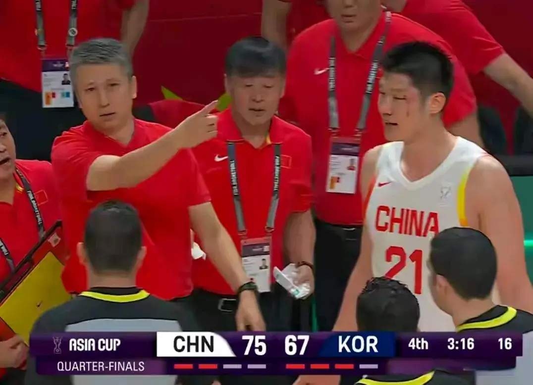 血扛旗成亚, 篮板, 中受伤流血 血扛旗成亚, 篮板, 中受伤流血