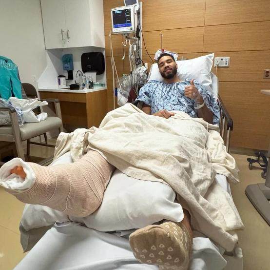 塔图姆是近, 在我身上, 七场中受伤 塔图姆是近, 在我身上, 七场中受伤